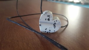 N12 PENDANT Plastic - Heart W&bl